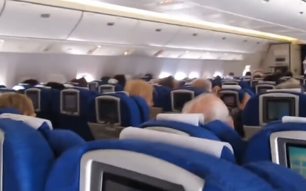 Салон самолета, скриншот: YouTube