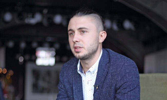 "Прошу прощения": лидер "Антитіла" Тополя вспомнил молодость и схватился за любимый инструмент