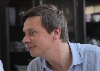 Дмитрий Комаров, кадр из выпуска "Мир наизнанку" в Колумбии