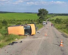 Під Франківськом страшна аварія, розгромлена машина догори дригом - загинула пасажирка