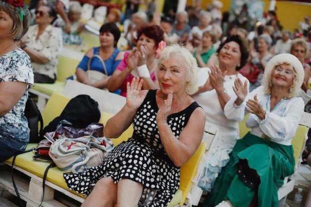 "Старість – не вирок": у Києві пенсіонери пройшли парадом та влаштували квест на виживання