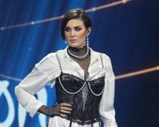 Напівгола MARUV розважилася з "сутулим" іноземцем на камеру: незграбно, але палко