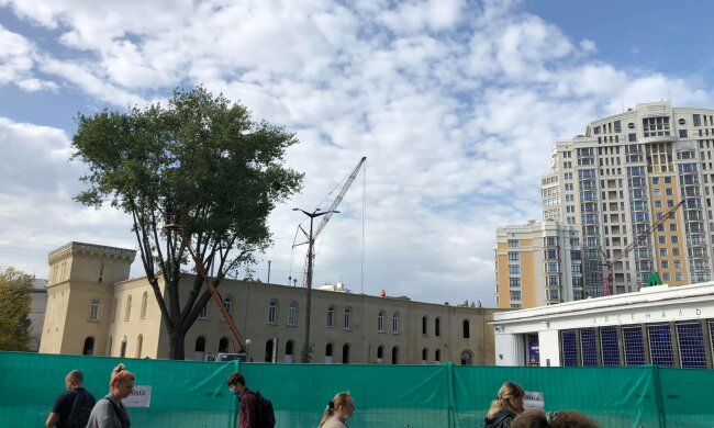 В Киеве под домом Зеленского заметили людей с бензопилами - назревает грандиозный скандал
