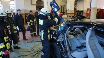 Новий Porsche віддали на розтерзання німецьким рятувальникам