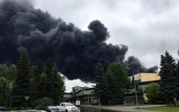 Крупный пожар поглотил один из крупнейших заводов России