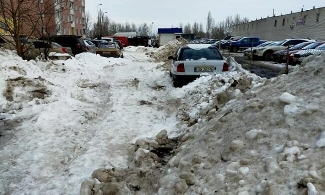 Киянам показали чудеса прибирання на платних парковках, підкинь "бідним": це Троєщина, крихітко