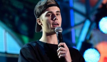 Бибер красиво упал на сцене