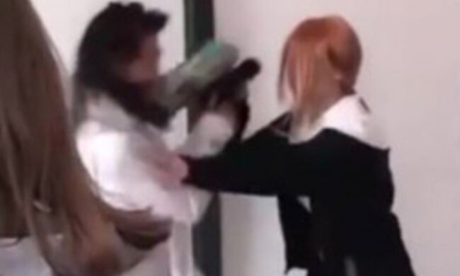 Бійка вчительки та школярки, кадр з відео