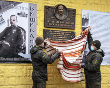 у памятной доски Василию Вышиваному, фото из свободных источников