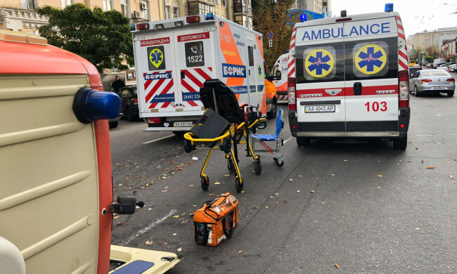 В центре Киева перевернулась скорая помощь с пациентом
