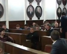 Пікет активістів у Чернівцях: депутати зібралися на екстрене засідання