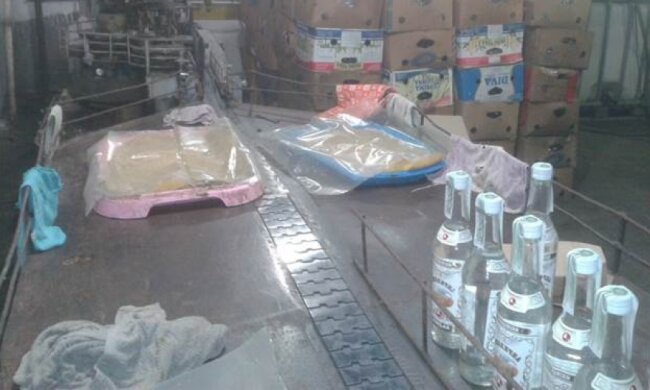 Правоохоронці прикрили підпільний алкогольний цех на Дніпропетровщині (відео)