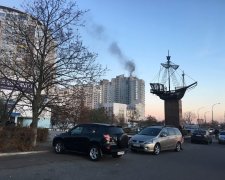 В киевской многоэтажке лифт загорелся прямо во время движения: люди задыхаются