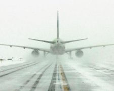 Сніговий полон: аномальна негода скасувала понад тисячу авіарейсів