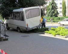 У Кам'янці-Подільському водій маршрутки знепритомнів і в'їхав у дерево