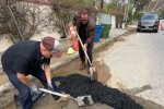 Арни ремонтирует дорогу, скриншот: Twitter