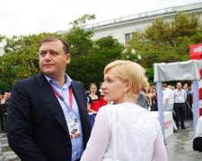 Добкин рассказал, что его жену путают с мамой