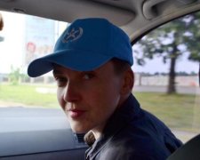 Савченко похизувалася новим вбранням: червоний халат та чорна торба
