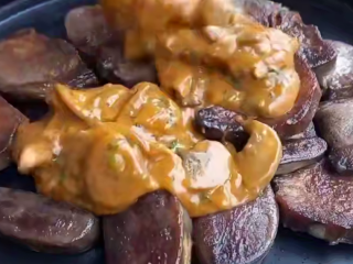 Язык в густой грибной подливе, кадр из видео