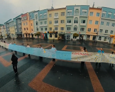 найдовше Полотно Єдності з відбитками дитячих долоньок