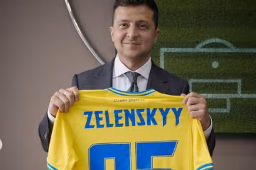 Владимир Зеленский сменил пиджак на футболку сборной Украины: "Крым - это..."
