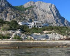 Дворец Януковича перешел во владение путинских приспешников