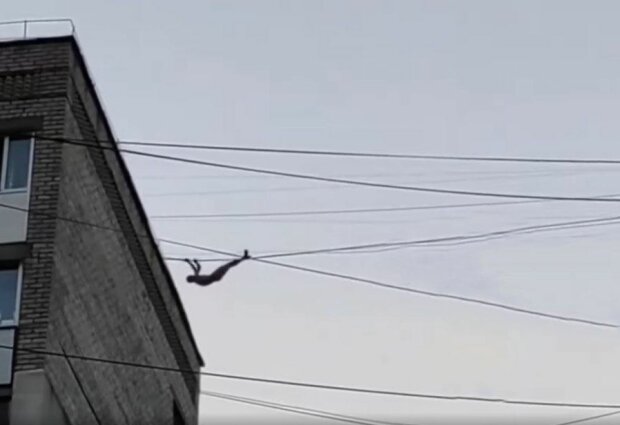 Голий українець видерся в сусідній будинок по дротах - повис на висоті, очевидці зойкнули