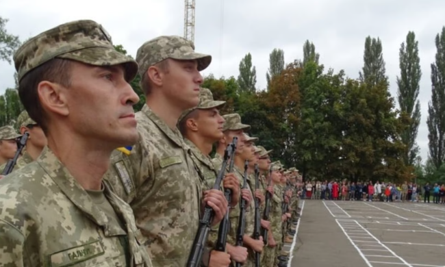 Мобілізовані чоловіки у військовій формі