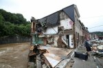 От непогоды дом обвалился во время интервью мэра: сначала вымыло мебель, потом упала стена