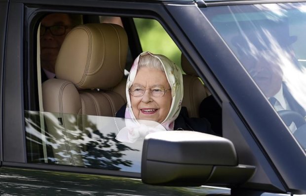 Без прав и паспорта: как британская королева водит машину