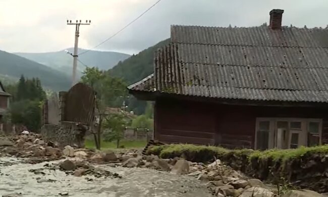 На Прикарпатті затоплене село перетворилося на смертельну пастку - дороги і мости зруйновані, їжі немає