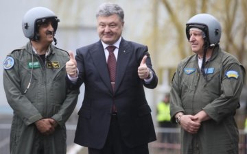 Порошенко оценил первый полет АН-132Д