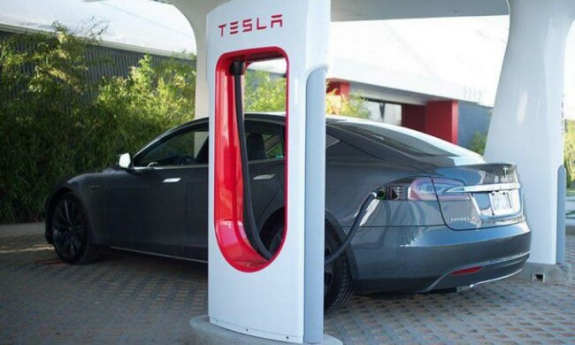 Tesla представила компактну заправку для електрокарів