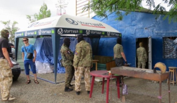 "Правый сектор" искал наркотики на черешневом рынке в Мелитополе