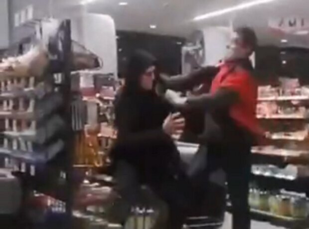 Кидав на землю і лупив кулаками: касир супермаркету вирішив жорстоко провчити покупця без маски