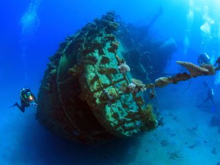 Корабль на дне моря