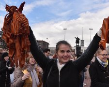 Росіяни прокатають ветеранів на пивному танку в честь 9 травня: "Побєдоносна ганьба"