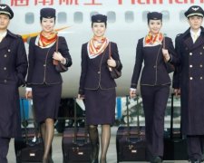 Ефектні стюардеси переплюнули зірок Тижня високої моди