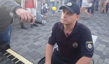 Коп вразив перехожих грою на піаніно (відео)