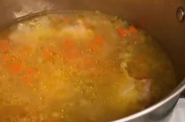 Куриный овощной суп, кадр из видео