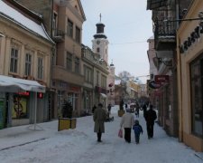 А що такого: жінка стрибнула з п'ятого поверху і кудись поділася