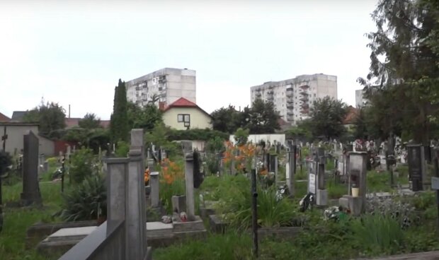 кладбище, скриншот из видео