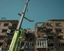 Відновлення багатоквартирного будинку в Києві після обстрілів