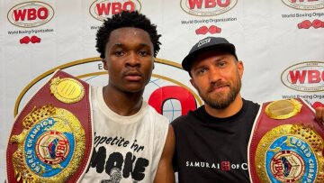 Ломаченко вручає пояс WBO Абдуллі Мейсону