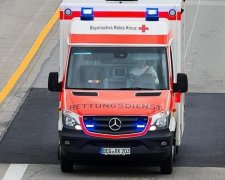 Занесло: німецький пенсіонер розніс машиною літній майданчик кафе