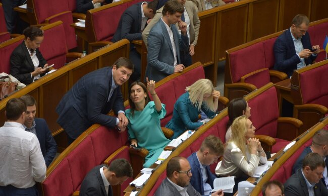На балкон, попу или грудь: куда чаще всего смотрят депутаты на работе