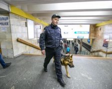 "Грязный" протест: в киевском метро девушку облили краской