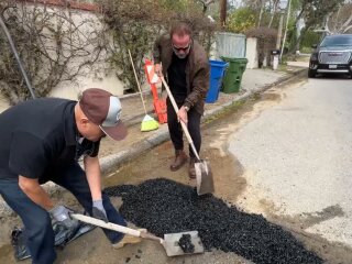 Арні ремонтує дорогу, скріншот: Twitter