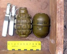 Донецькі правоохоронці вилучили у підлітка гранати і наркотики (фото)