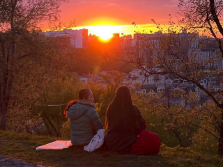 Українці, захід сонця, фото з тг-каналу "Де відпочити Київ?🌸"